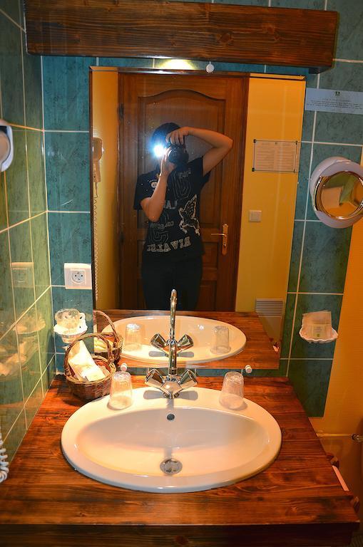 Auberge Bourbonnaise Lurcy-Levis Room photo